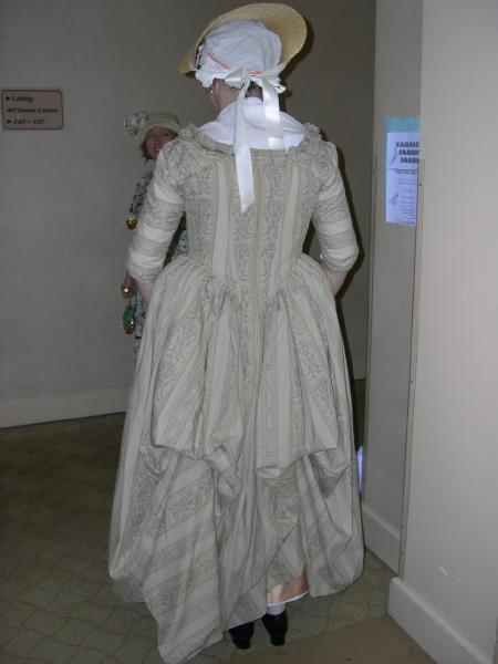 06costume_college083.jpg  (25.0 Kb)